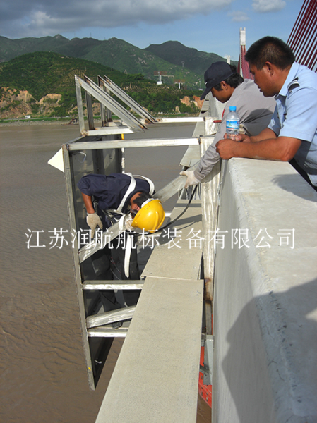 橋梁助航標(biāo)志建設(shè)