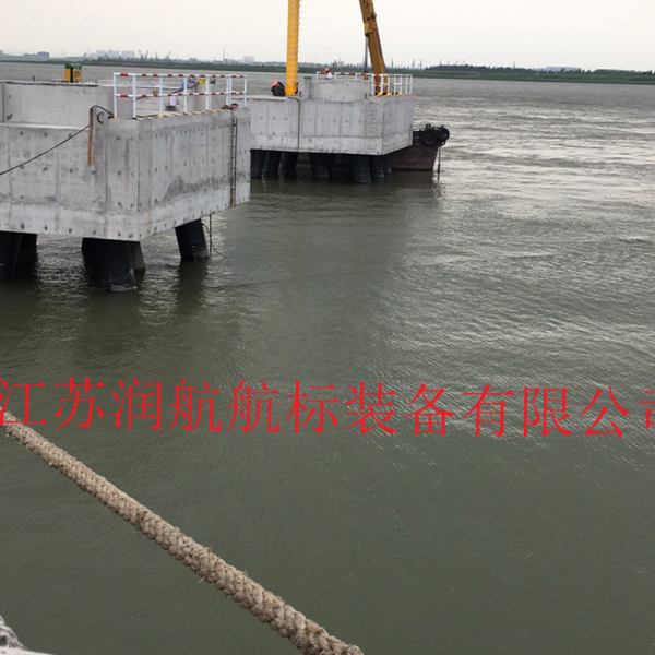 南通煤炭碼頭燈樁安裝現(xiàn)場